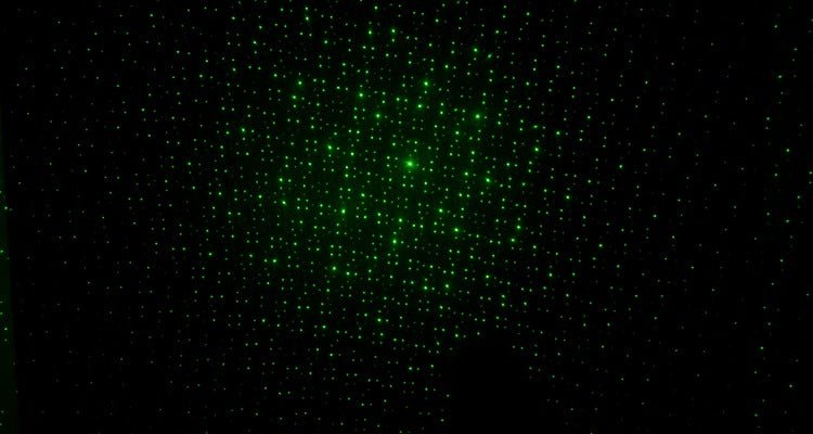 レーザーポインター 強力100mW バッテリー充電器 高輝度緑レーザー 屋外・天体観測・夜釣り・登山・害鳥対策・カラス避け用 長距離照射・ズーム調節・昼夜兼用の高視認性 耐久アルミボディ・最大範囲500メートル・携帯型プロ仕様 - 光点 - 光点