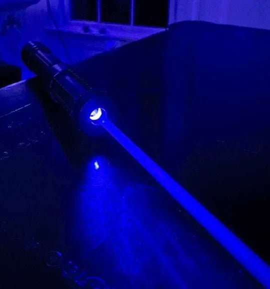 【超強力 30000mW ブルーレーザーポインター】バッテリー充電器 高輝度 長距離照射（約500m）｜耐寒・耐衝撃設計 高出力ポインター｜緑、赤、青の3種類のレーザーからお選び｜アウトドア・キャンプ・天体観測用｜光点 運転学校、アウトドアキャンプ用| ポータブルレーザーライト - 光点 - 光点