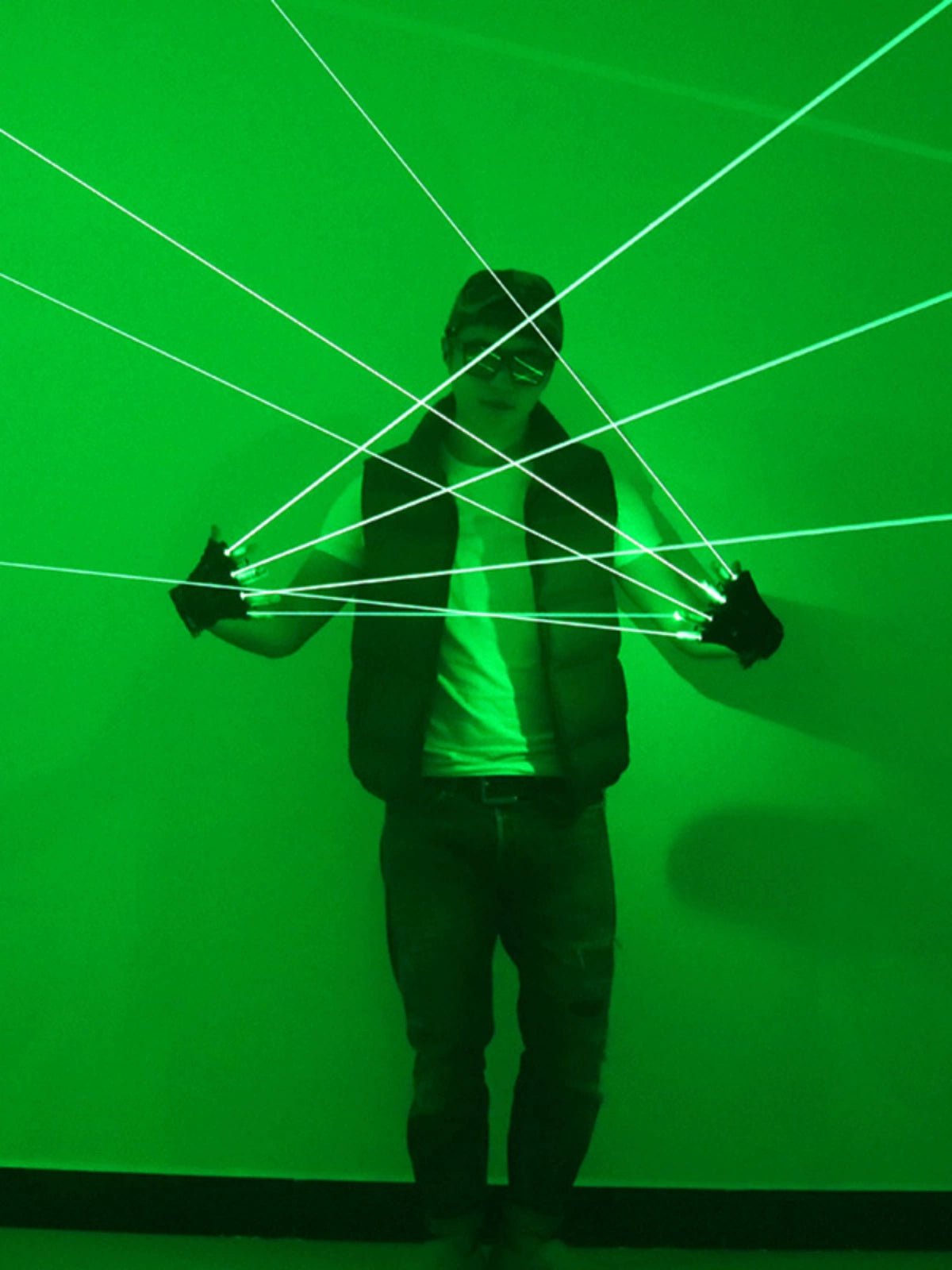 レーザーグローブ 赤色・緑色 50mW 高輝度レーザー手袋 DJ・クラブ・パーティー・ダンスショー演出用 蛍光発光コスチューム 舞台小道具 屋内外対応 安全認証モデル - 光点